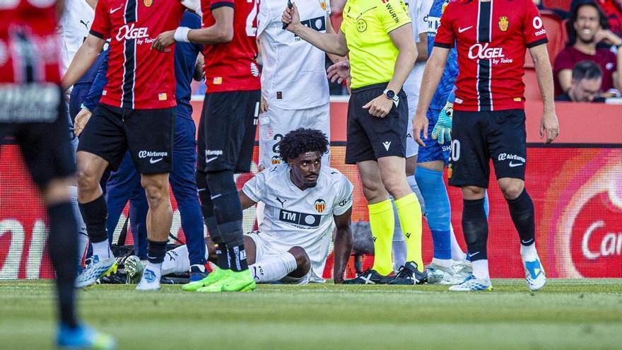 Adiós, Thierry: El lateral derecho está roto del aductor