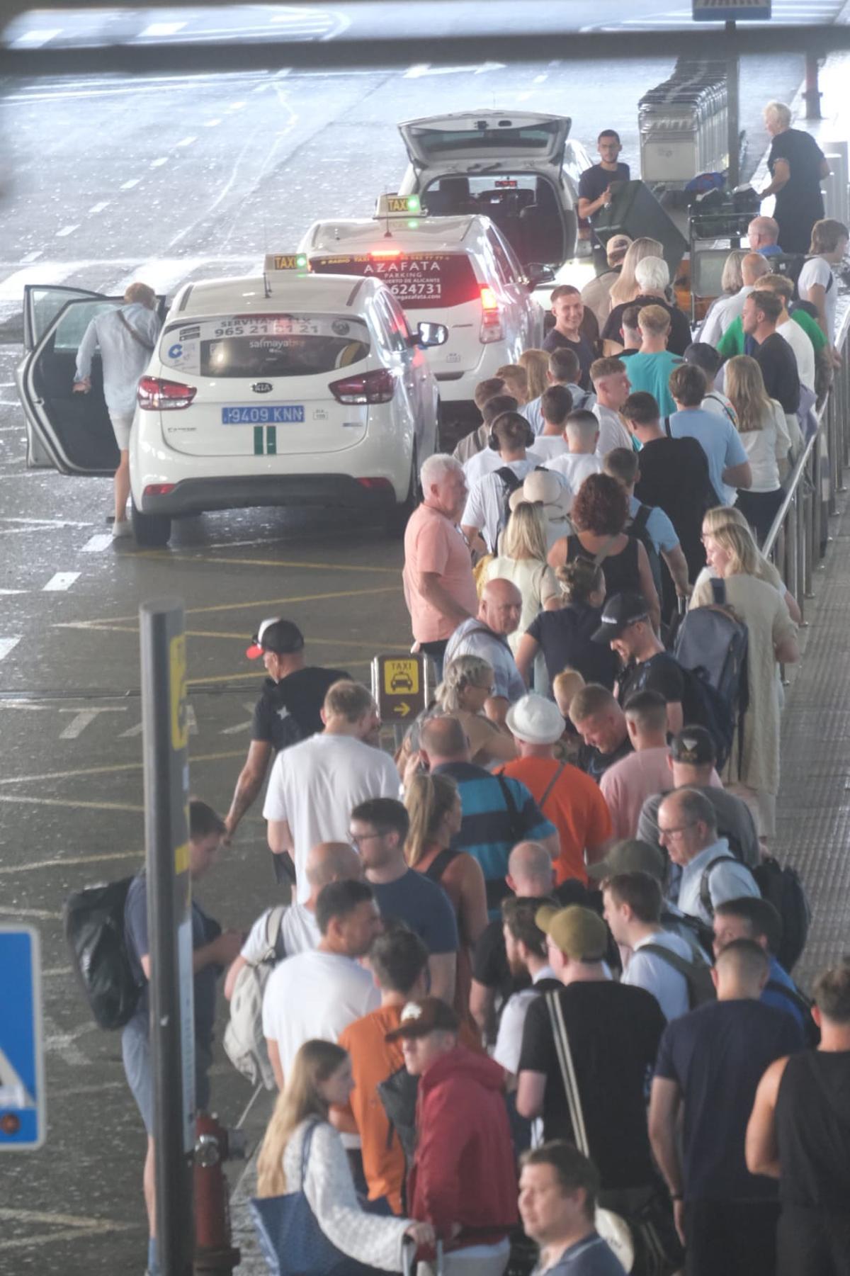 Colas de turistas y varios taxis en la zona de llegadas este viernes