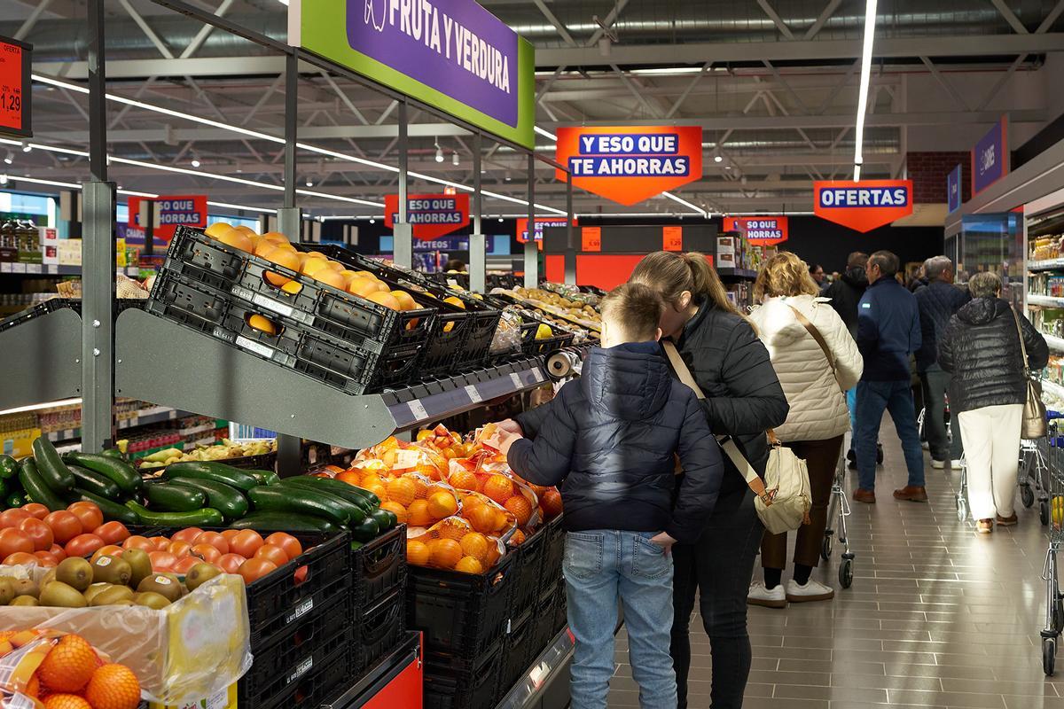 Clientes de ALDI en la sección de productos frescos.