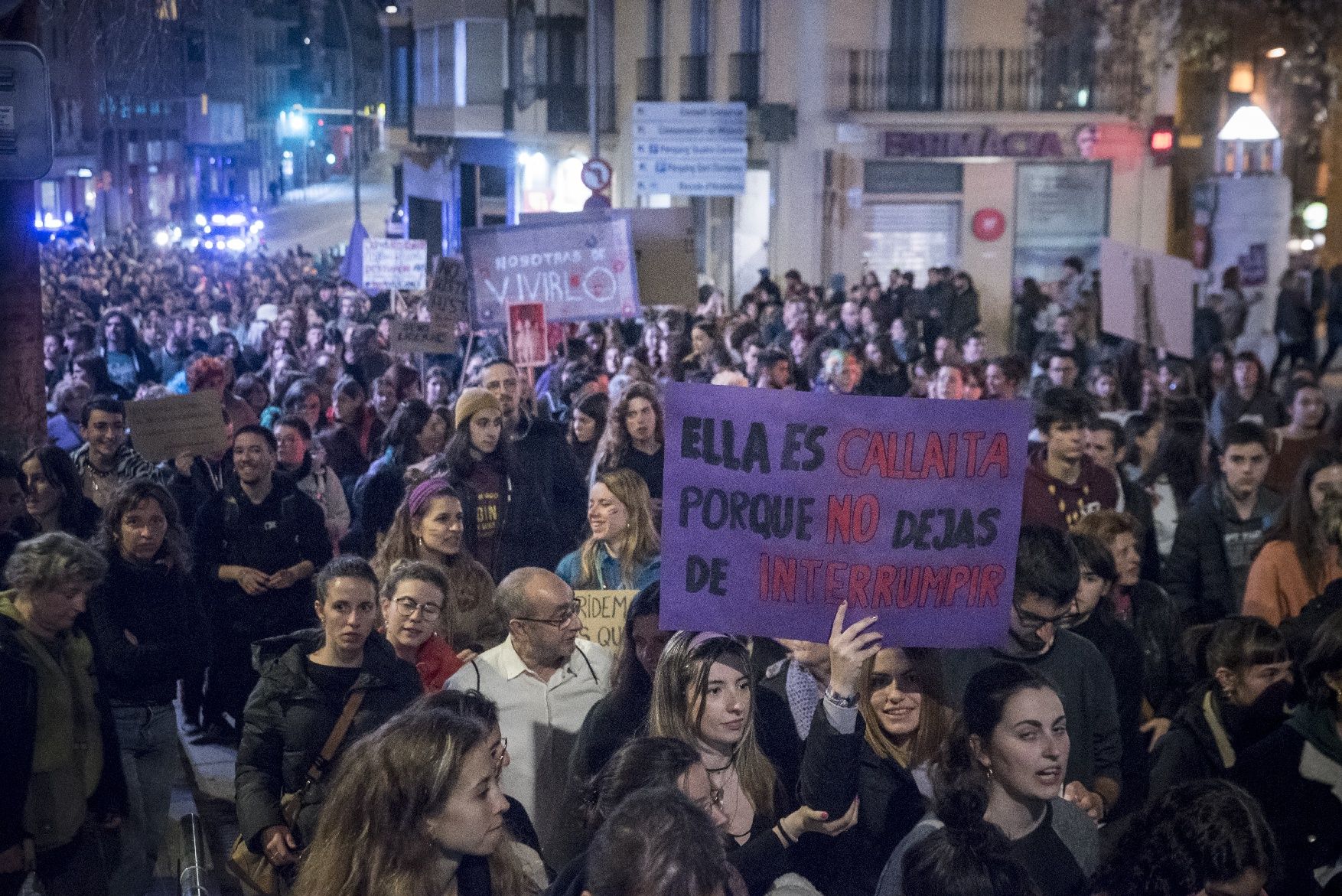 Manresa condemna la violència masclista en la manifestació del 8M