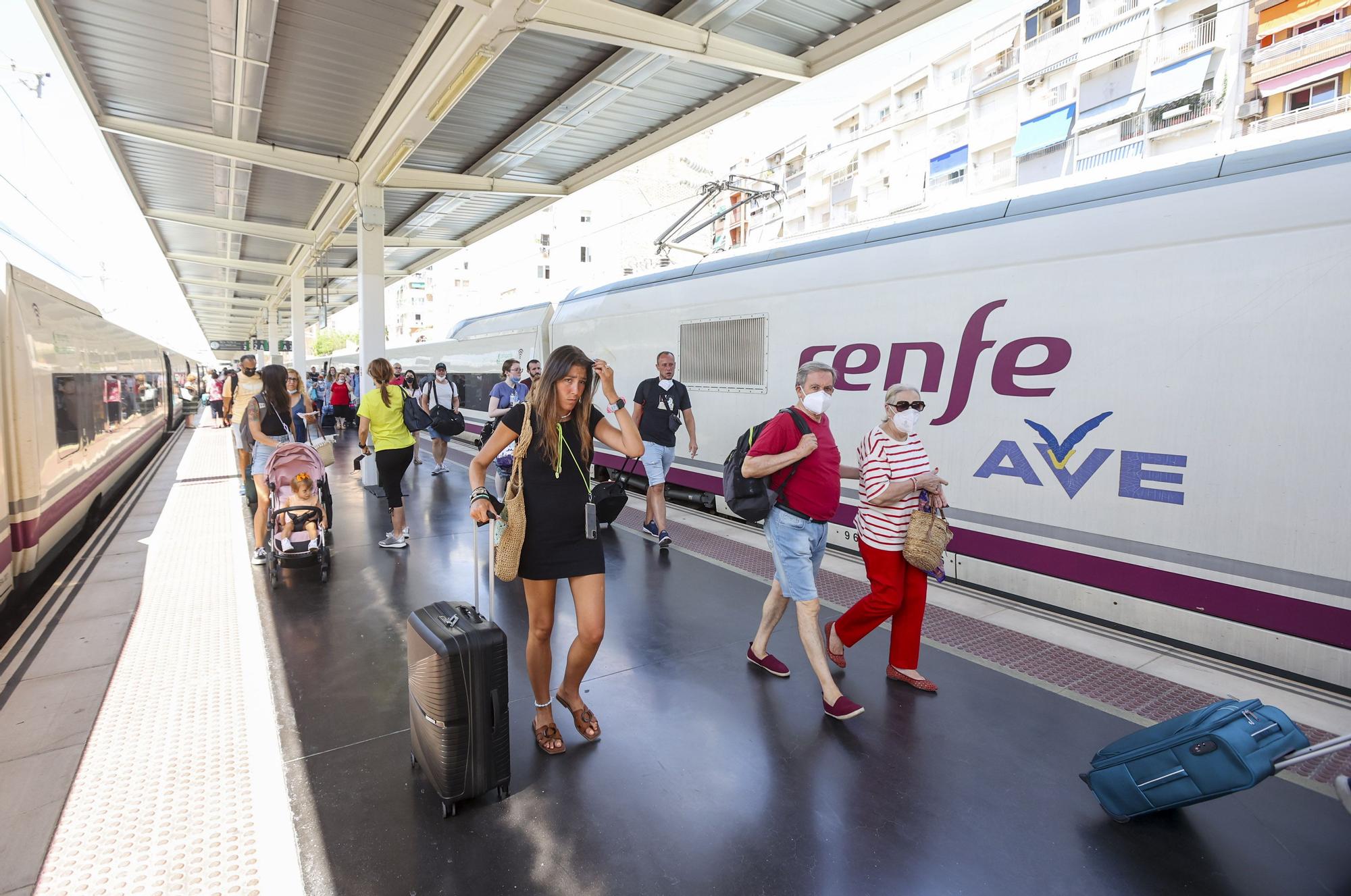 Llegadas de turistas en AVE desde Madrid y compra de billetes en la estación de Alicante