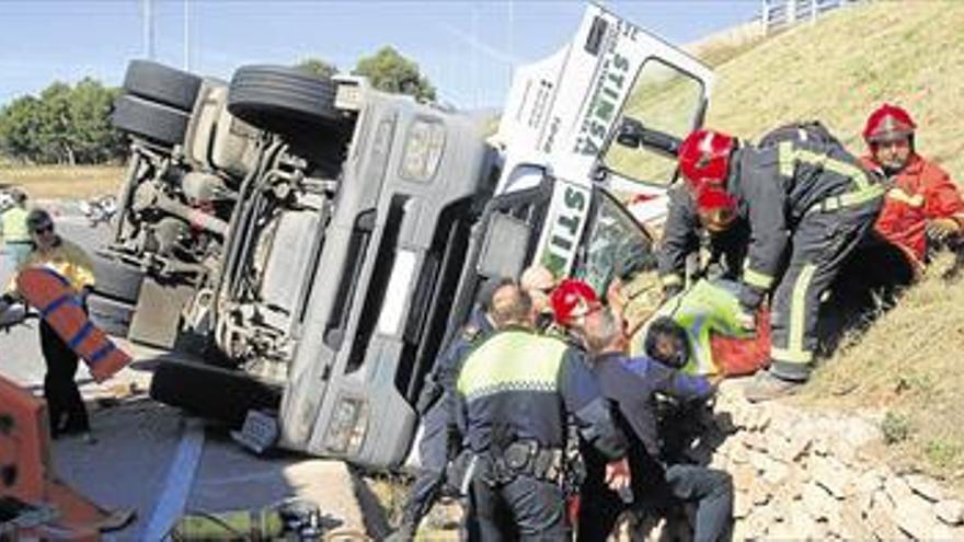 Grave un camionero al chocar contra un muro en la n-340