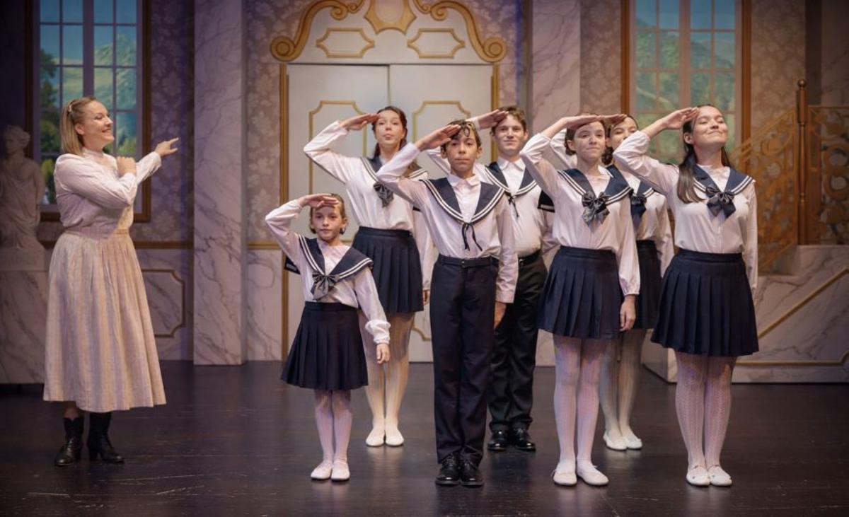 Parte del elenco de «Sonrisas y lágrimas», en la función.