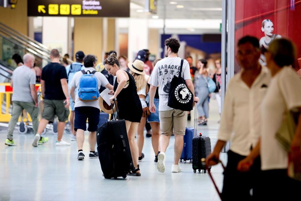 Los trabajadores del aeropuerto explican cómo notan el aumento de turistas que experimenta la isla estas semanas