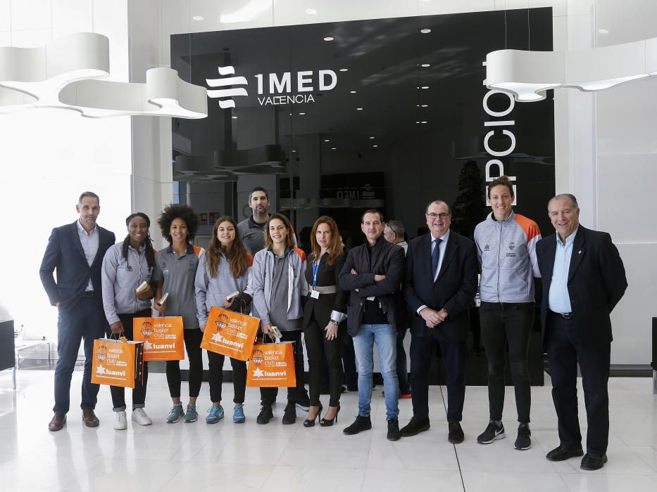 Visita del Valencia Basket Femenino a IMED Hospitales