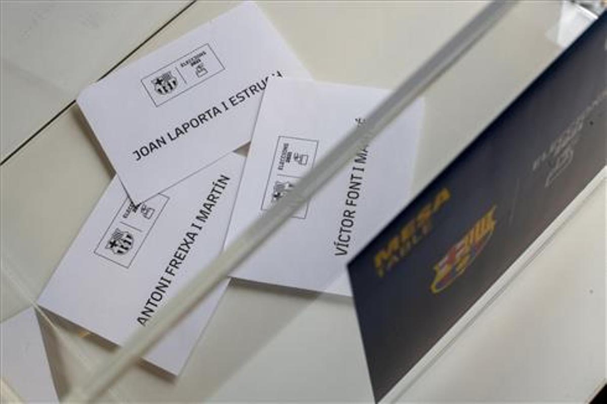 Una urna con los nombres de los tres candidatos a presidir el Barça.