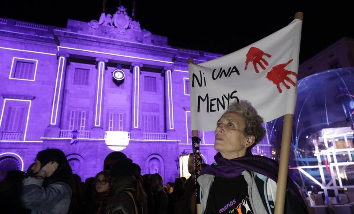 Protesta contra la violencia machista en la plaza de Sant Jaume de Barcelona.