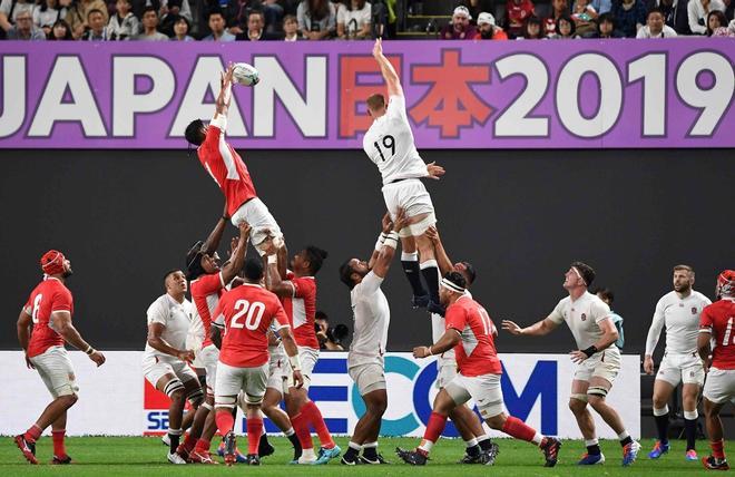 Sam Lousi (L) de Tonga y George Kruis (R) de Inglaterra saltan por el balón en línea durante el partido de la Copa Mundial de Rugby de Japón 2019 Grupo C entre Inglaterra y Tonga en el Sapporo Dome en Sapporo.