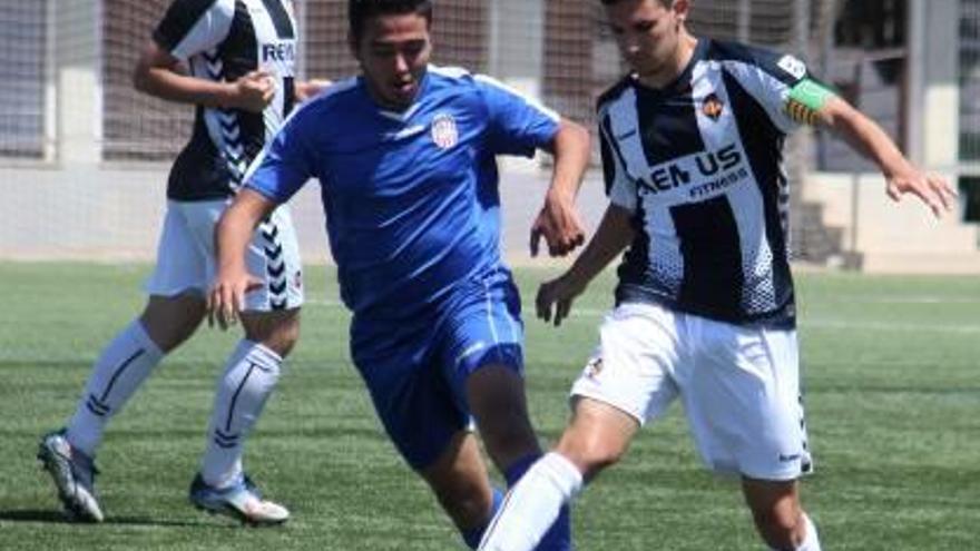 El capitán del Castellón, Carlos Carrasco, en un lance del partido del domingo contra el Acero.