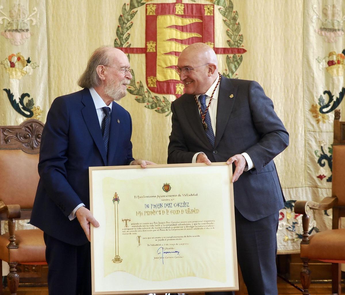 El alcalde de Valladolid, Jesús Julio Carnero, preside el acto de nombramiento de Hijo Predilecto de la Ciudad a Joaquín Díaz.