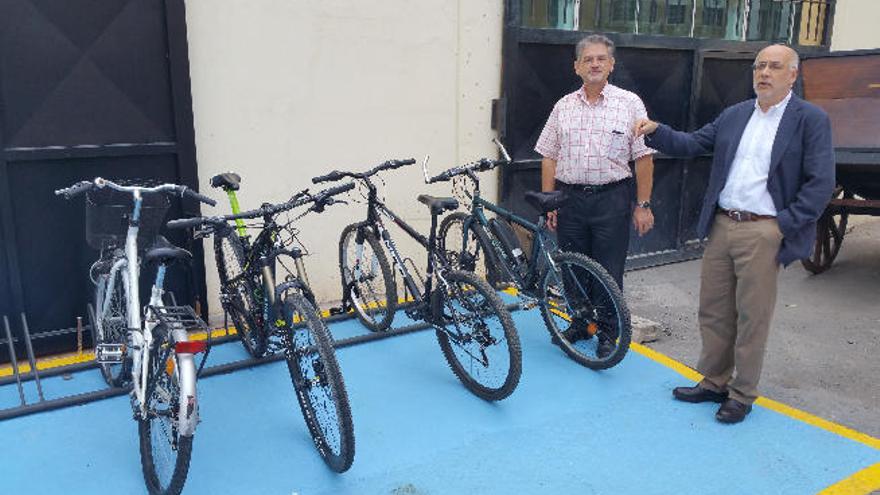 El consejero Pedro Justo y el presidente del Cabildo, Antonio Morales, presentan el nuevo aparcamiento de bicis.