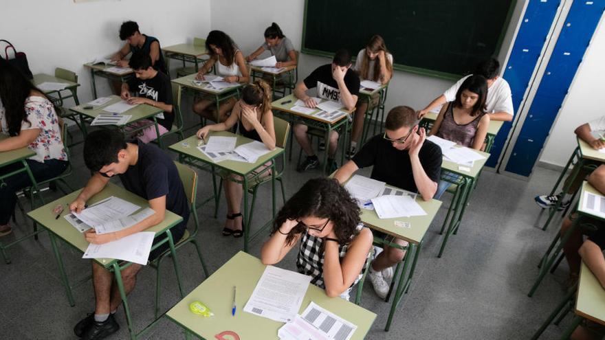 Estudiantes en el instituto Sa Colomina durante un examen de Selectividad en junio del año pasado.