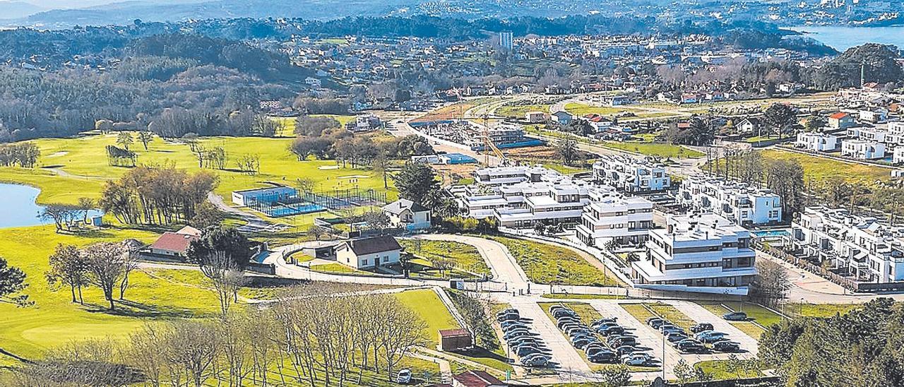 Vista aérea del campo de golf, el pazo de Xaz, viviendas de la urbanización y al fondo la ría