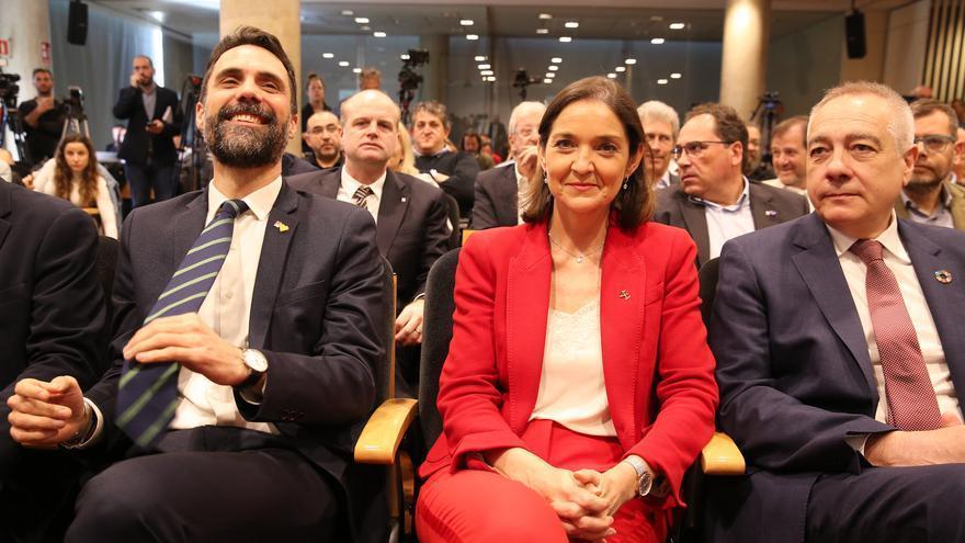 El &#039;conseller&#039; d&#039;Empresa, Roger Torrent (izquierda), la ministra de Industria, Reyes Maroto (centro) y el presidente del CZFB, Pere Navarro (derecha); en la firma del protocolo de reindustrialización de la Zona Franca.