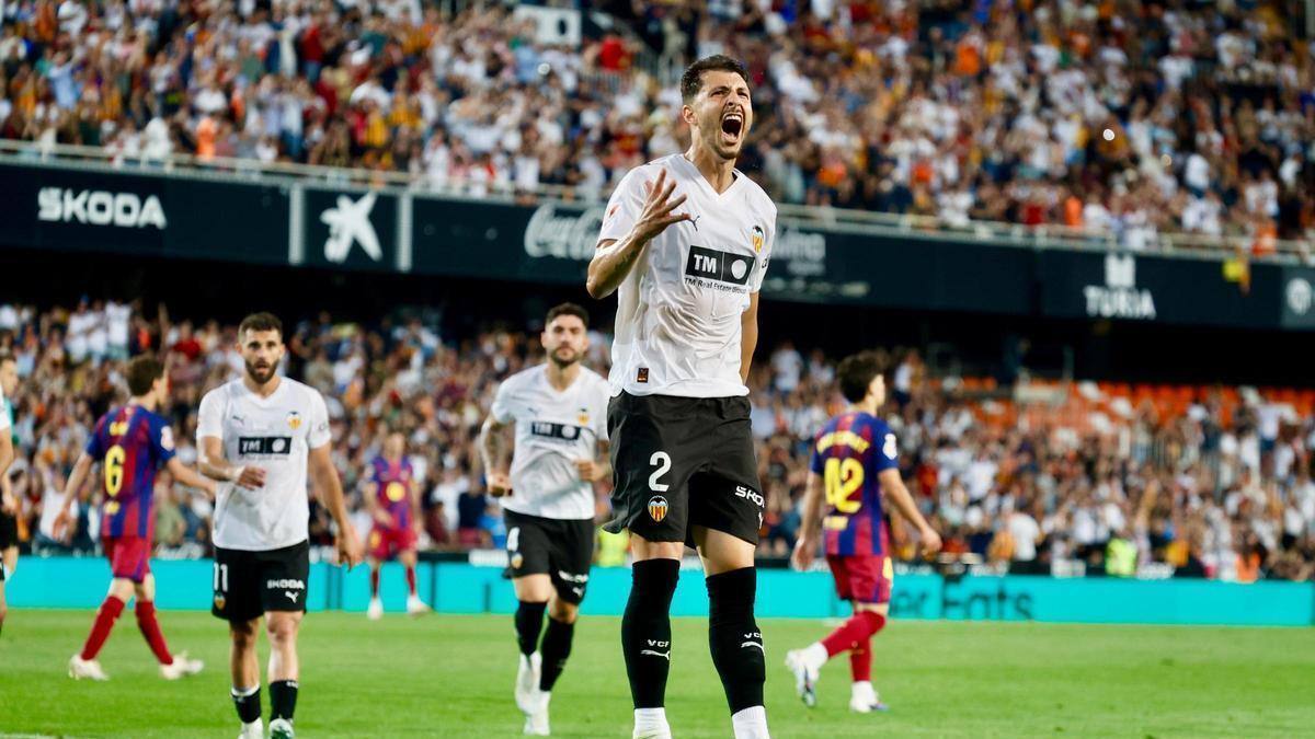 Guido Rodríguez celebrando su gol frente al FC Barcelona en el último partido en Mestalla