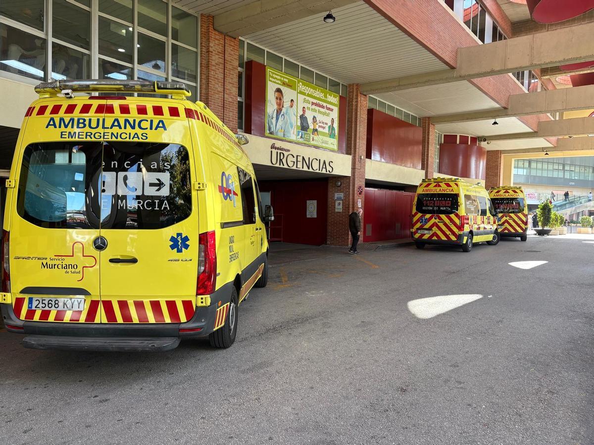 Ambulancias en la puerta de Urgencias de la Arrixaca.