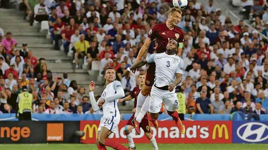 Berezutski supera a Rose en el salto y conecta el cabezazo que supuso el gol del empate para Rusia frente a Inglaterra. Foto Yves Herman / Reuters