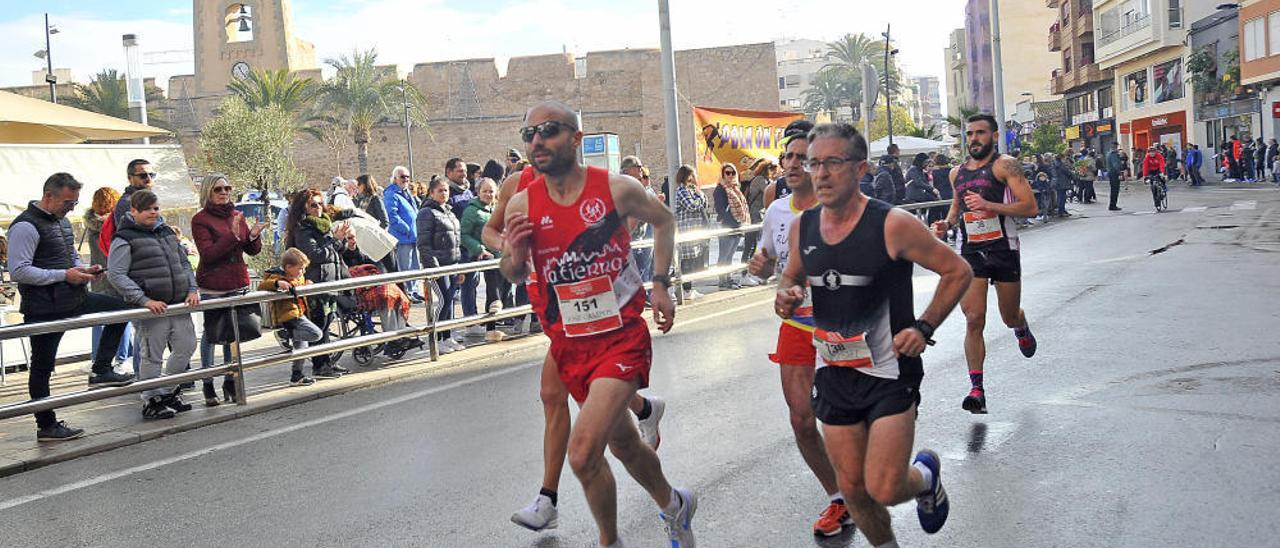 Un momento de la popular Media Maratón de Santa Pola en 2019.