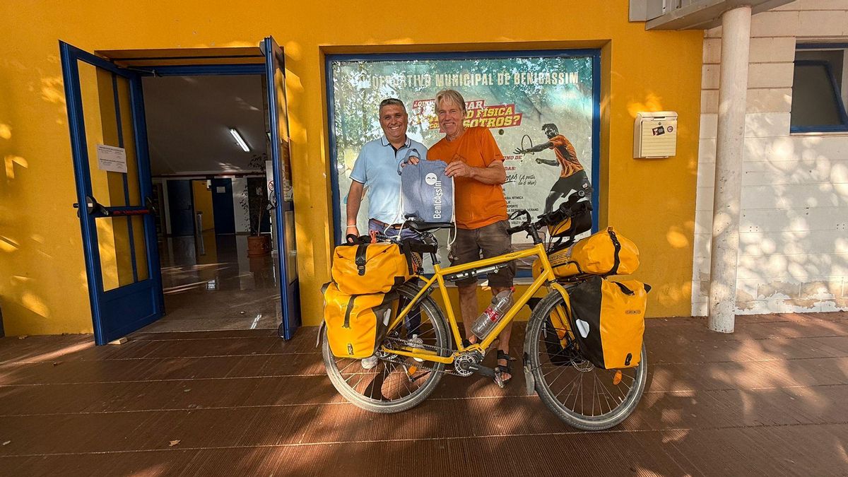 El holandés junto al concejal de Deportes, en el polideportivo de Benicàssim.