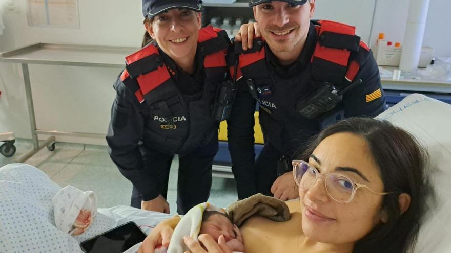 Una dona pareix una nena en una andana a l&#039;estació de Sants el primer dia de l&#039;any