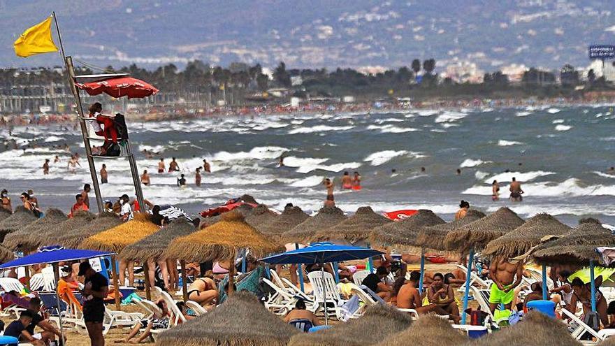 Aspecto de la playa de las Arenas en la jornada de ayer, más desapacible de lo normal.