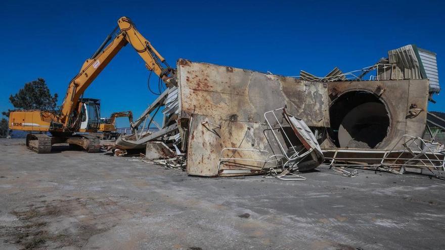 La ruinosa atalaya de O Pousadoiro pasa a la historia y con destino al reciclaje
