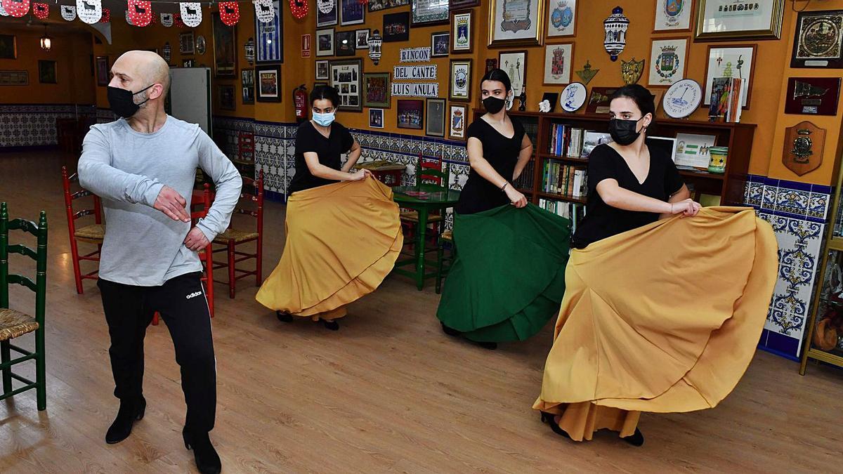 Clase de baile en la Casa de Andalucía.  | // VÍCTOR ECHAVE