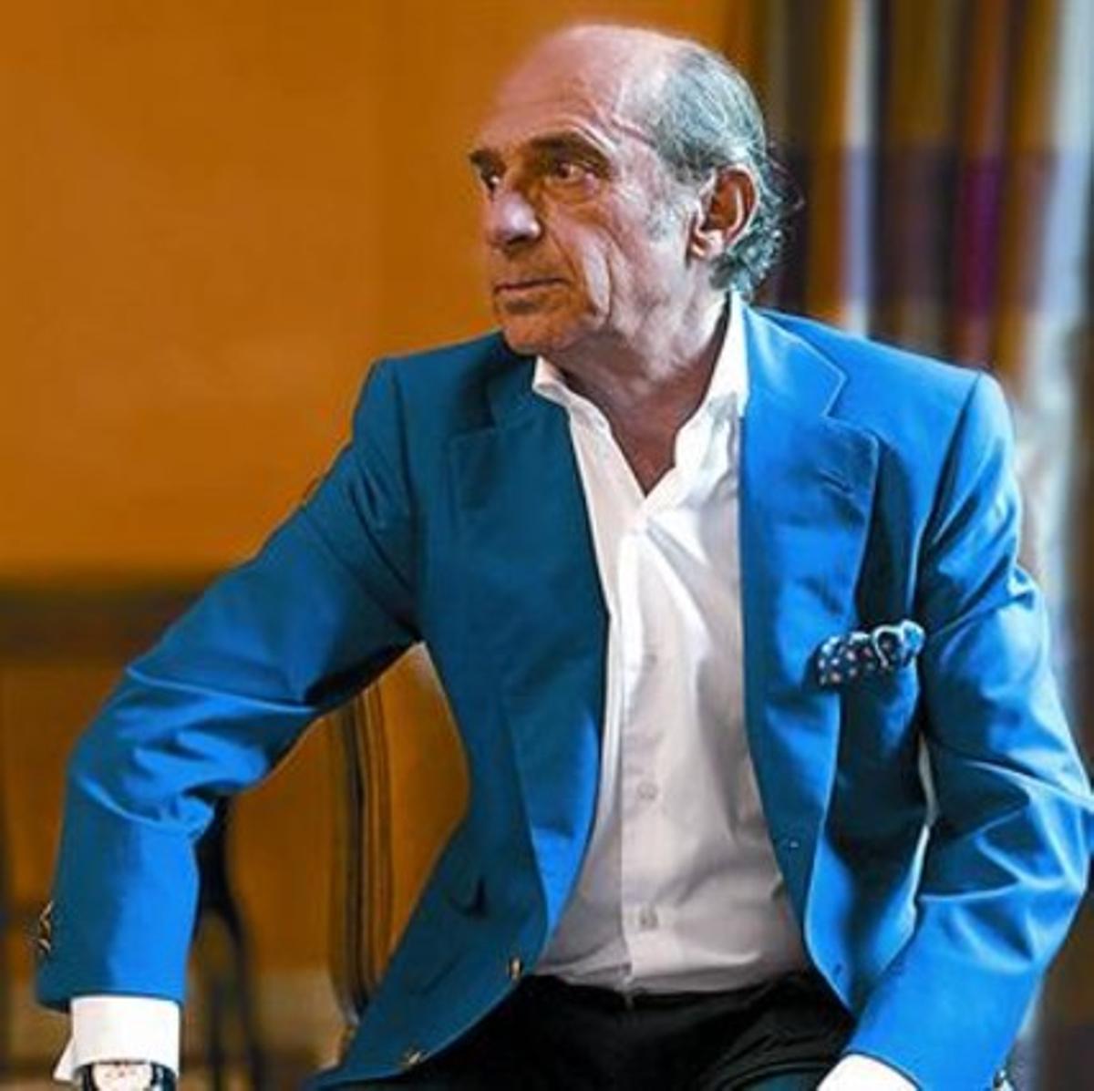 L’escriptor madrileny José Luis Hinojosa, al seu domicili. L’escriptor madrileny José Luis Hinojosa, al seu domicili.