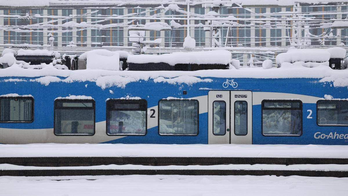 Trenes parados y cubiertos por nieve en la estación de Múnich, este sábado.