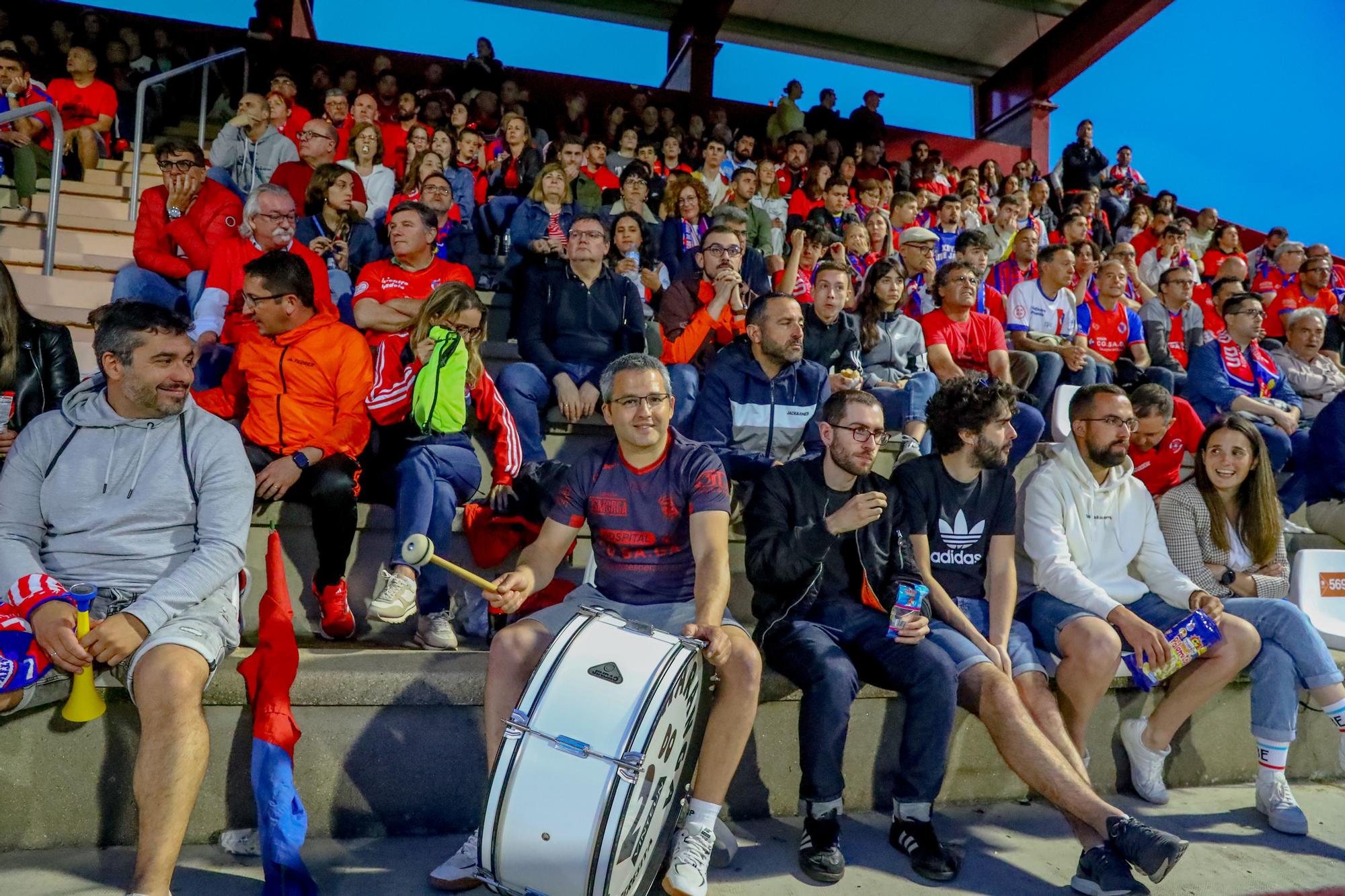 A Lomba vive una fiesta del fútbol con final feliz para el Arosa ante la UD Ourense (3-0)