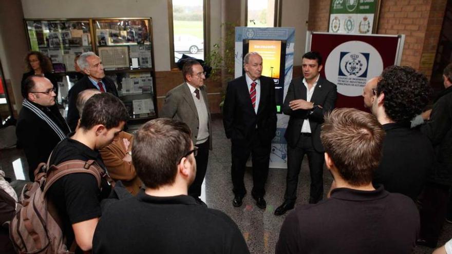 Enrique Pérez y Juan Carlos Campo, en el centro, en la presentación del &quot;tótem interactivo&quot;.