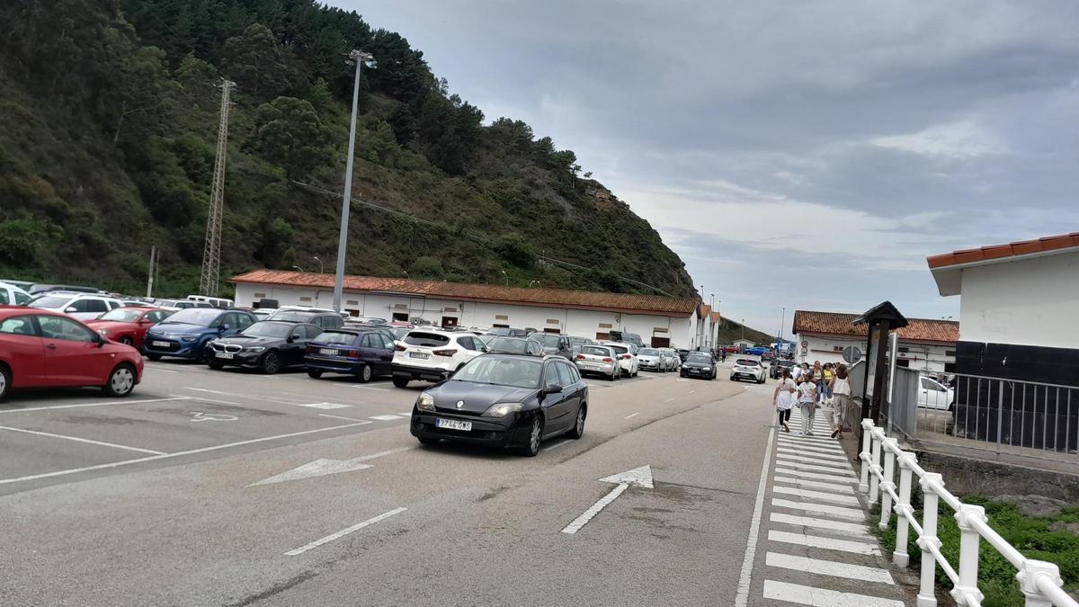 Vehículos aparcados en la zona portuaria, el pasado verano.