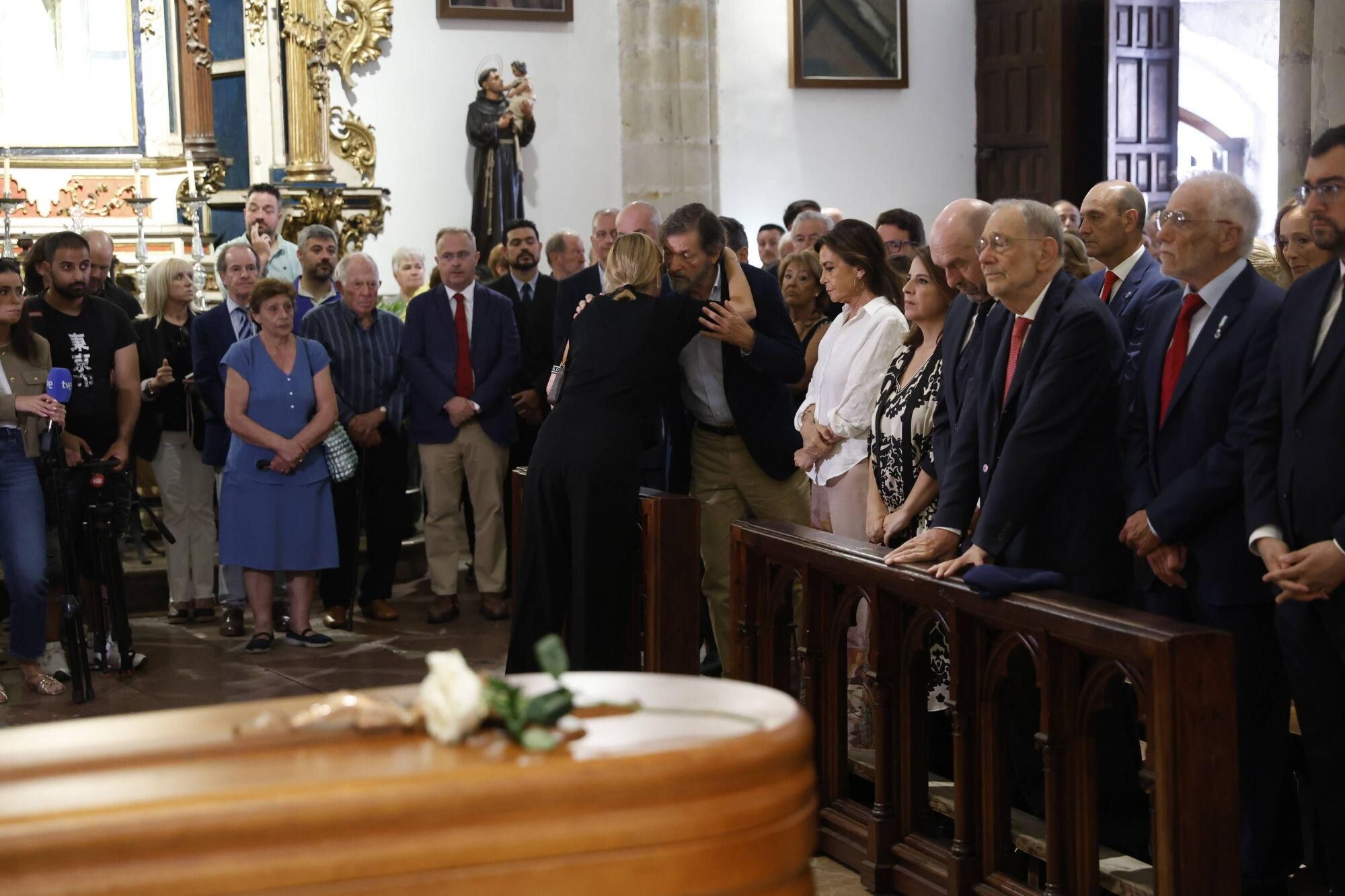 Las imágenes del funeral de Antonio Trevín en la basílica de Llanes.