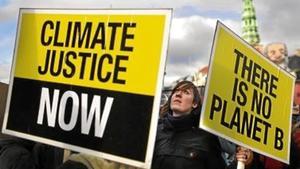 Dos pancartas en la manifestación de ayer en Copenhague: «Justicia climática ahora» y « No hay planeta B».