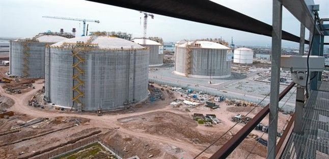 Depósitos de Enagas en construcción en el muelle de la Energia vistos desde la nueva torre de control del tráfico marítimo del puerto, ayer.