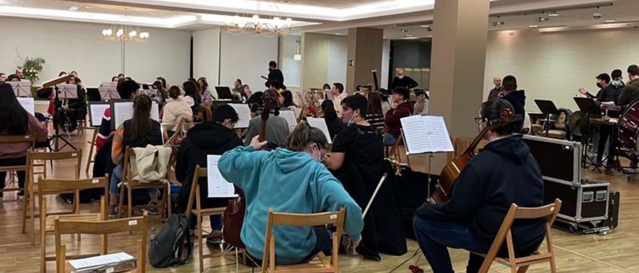 Ensayo nocturno de los alumnos de música de la Escuela de Meaño. |   // FARO