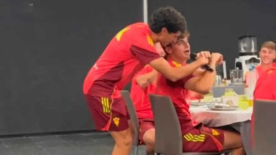 Está claro que Vallejo ha llegado al Albacete por todo lo alto... ¡No se libró de cantar!