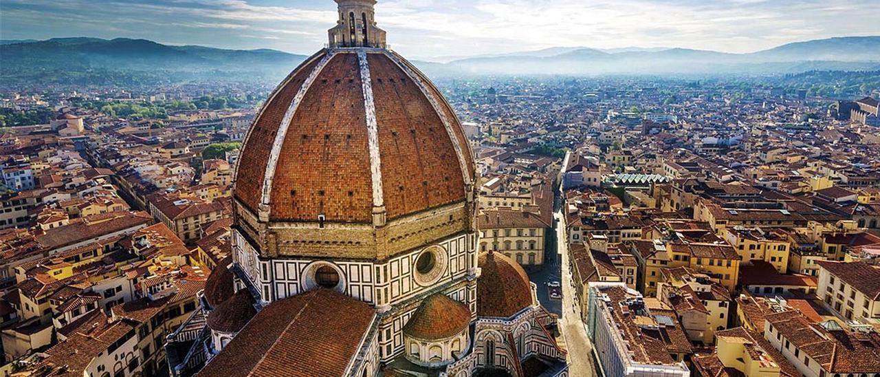 Vista da cidade de Florencia. En primeiro termo, a cúpula de Santa Maria del Fiore, obra do arquitecto Filippo Brunelleschi, 1377-1446).