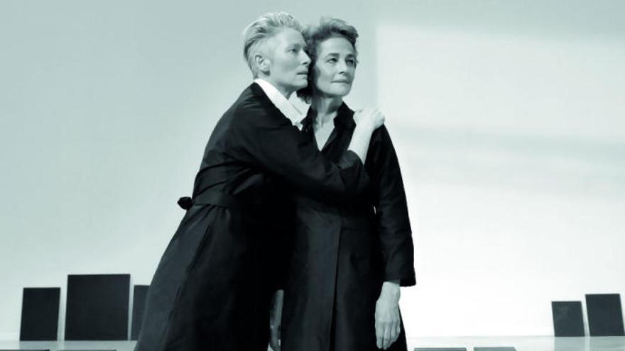 Tilda Swinton y Charlotte Rampling en la &#039;performance&#039; &#039;In-Sur Exposition&#039;.