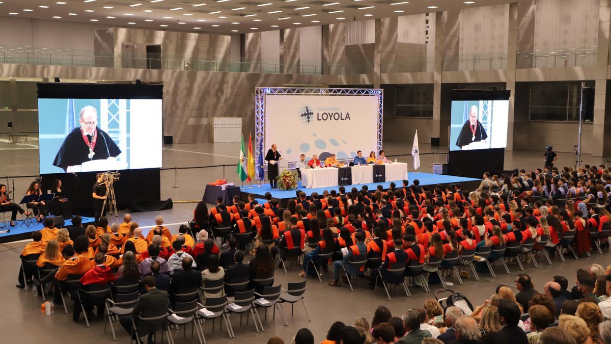 Un momento del acto de graduación de la Universidad Loyola.