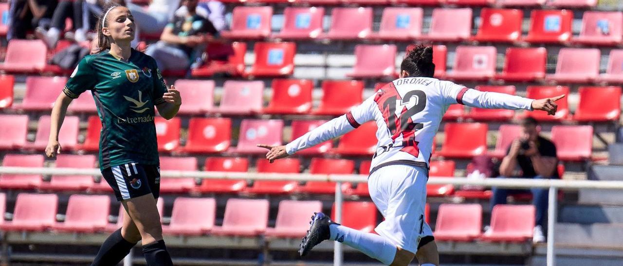 María Jesús, del Cacereño Femenino, observa cómo Coronel celebra el segundo gol del Rayo Vallecano.