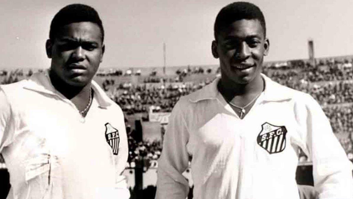 Coutinho (izquierda) y Pelé en un partido del Santos
