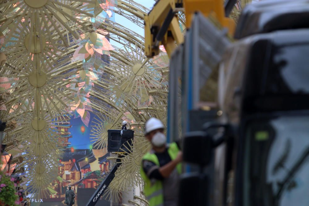 Una vez instalada la estructura los operarios se encargan ahora de colocar los elementos que componen la cúpula luminosa del alumbrado.