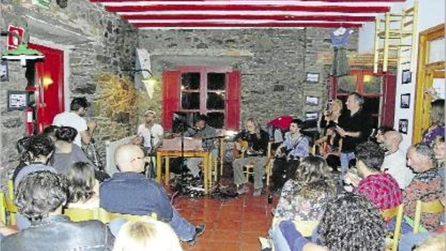 Un dels moments del concert celebrat al bar de la carretera del Far, a Cadaqués.