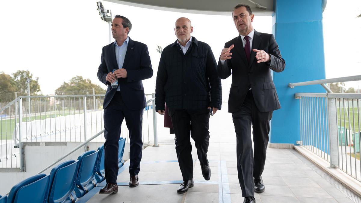 Javier Tebas, acompañado por Kike Pérez y José María Muñoz.