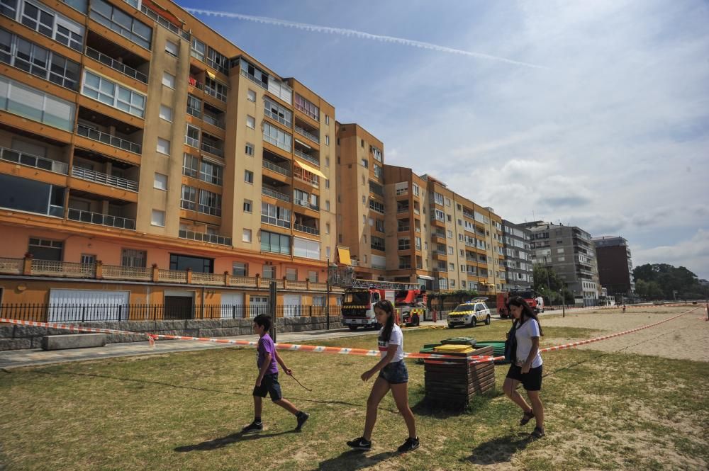 Cinco intoxicados por humo a causa de un incendio en una vivienda de Vilagarcía. El fuego comenzó en la cocina de la séptima planta de un edificio en Rosalía de Castro