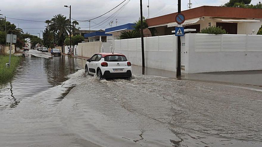 Las lluvias torrenciales destapan en pleno verano viejas deficiencias  | LEVANTE-EMV  