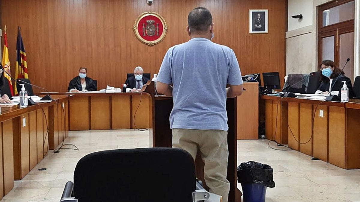 El acusado de abusar de un discapacitado, ayer, durante el juicio.