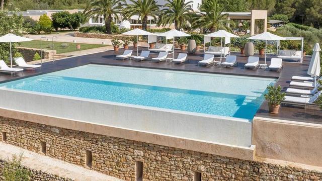El encanto de Can Secret reside en los jardines, zonas verdes y rincones al aire libre que invitan a bajar el ritmo y a recuperar el placer de comer sin mirar el reloj. | FOTOS: CAN SECRET