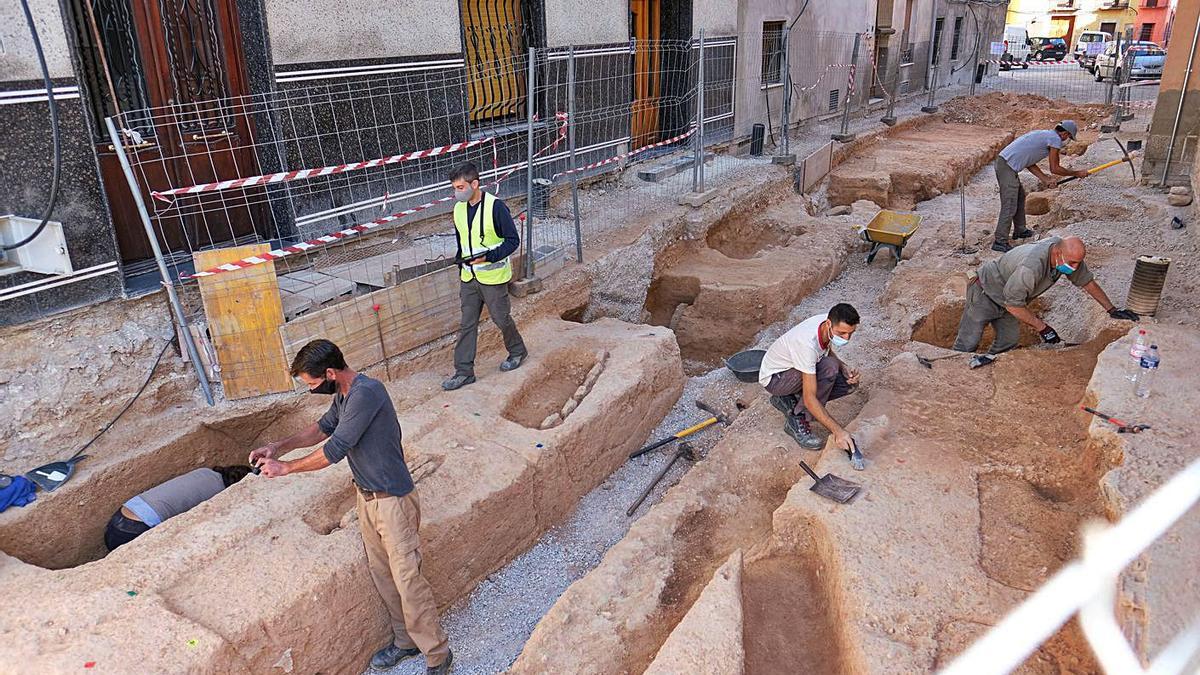 Estado de las excavaciones del cementerio de los siglos XIV al XV hallado en el centro de Aspe.